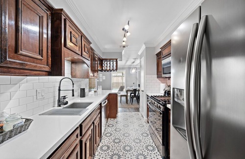 Clodine House | Houston Pool Getaway | Games | Parking WiFi | Pet