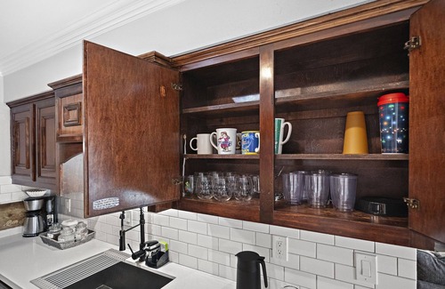 Clodine House | Houston Pool Getaway | Games | Parking WiFi | Pet
