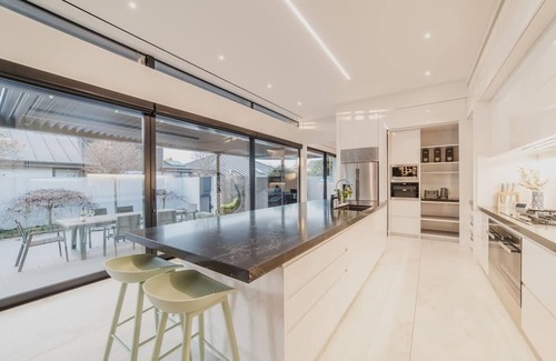 Fendalton House | How the 1% Live - Waiwetu St Sleeps 15