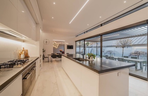 Fendalton House | How the 1% Live - Waiwetu St Sleeps 15