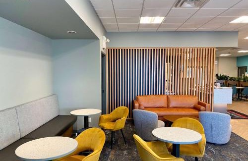 Winnipeg Hotel | Howard Johnson by Wyndham Winnipeg West
