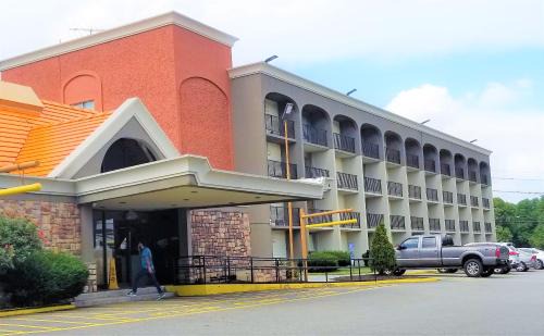 Clifton Hotel | Howard Johnson by Wyndham Clifton NJ