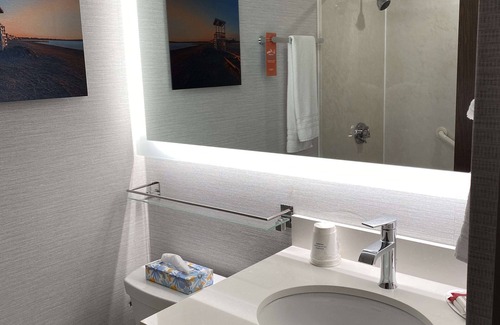 Middletown Hotel | Howard Johnson by Wyndham Middletown Newport Area