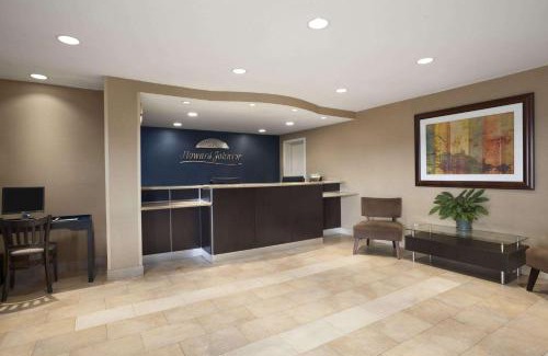 Midway District Hotel | Howard Johnson by Wyndham San Diego Sea World