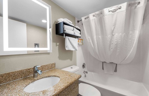 Westside Santa Cruz Hotel | Howard Johnson by Wyndham Santa Cruz