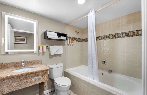 Westside Santa Cruz Hotel | Howard Johnson by Wyndham Santa Cruz