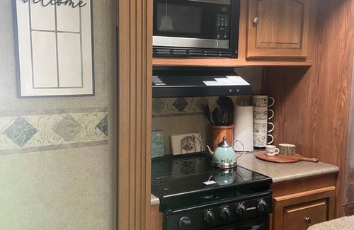 Coulter Sub Mcgee House | Howdy RV & Resort Bryan, 10mi to TX A&M,off Hwy 6. Amenities included, sleeps 5!