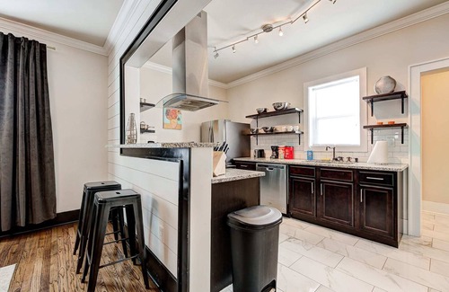 Lincoln Terrace Apartment | Howes Capitol I - Sleek & stylish, walk to OU Med