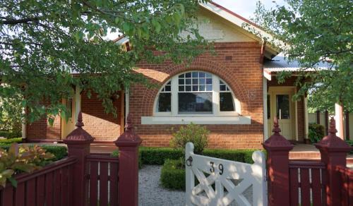 Howlong Bed & Breakfast | Howlong Old Post Office Luxury Suite