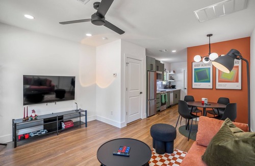 Greater East End Apartment | Htown Eclectic Funk Vibe unit A