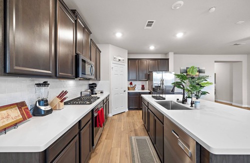 Fresno House | Htown Getaway | Yard BBQ | Parking | Games WiFi