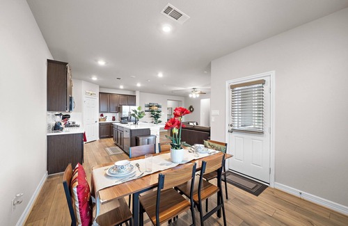 Fresno House | Htown Getaway | Yard BBQ | Parking | Games WiFi
