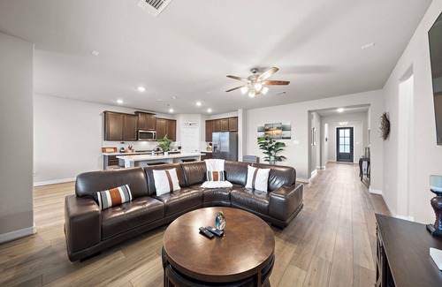 Fresno House | Htown Getaway | Yard BBQ | Parking | Games WiFi