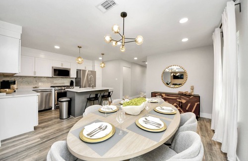 Brookhollow House | HTX/Oak Forest/77018 - Remodeled Home