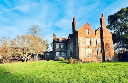 Goring House | Huckleberry farm - Pet friendly farmhouse