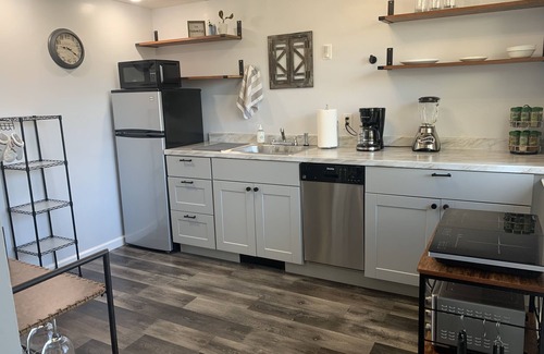 Middle Hope Apartment | Hudson River View Suite-idyllic getaway with fireplace & private deck-75 min NYC