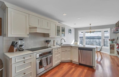 Mount Marion House | Hudson River views with pool and hot tub