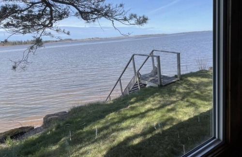 Central Bedeque Cottage | Hudsons Hideaway *Ocean front*