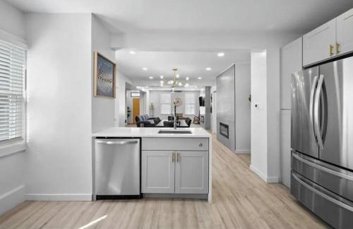 East Allegheny House | HUGE 3 Story Home Sleeps 14, 3 Bath North Side Pittsburgh