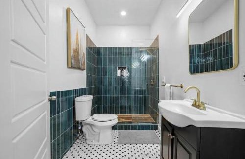 East Allegheny House | HUGE 3 Story Home Sleeps 14, 3 Bath North Side Pittsburgh