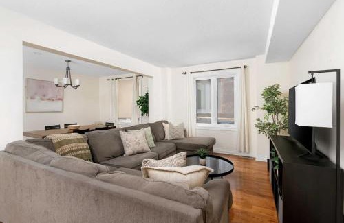Hurontario House | Huge 4 Bedroom House Near Square One - Sleeps 8