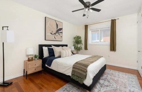 Hurontario House | Huge 4 Bedroom House Near Square One - Sleeps 8