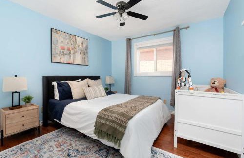 Hurontario House | Huge 4 Bedroom House Near Square One - Sleeps 8
