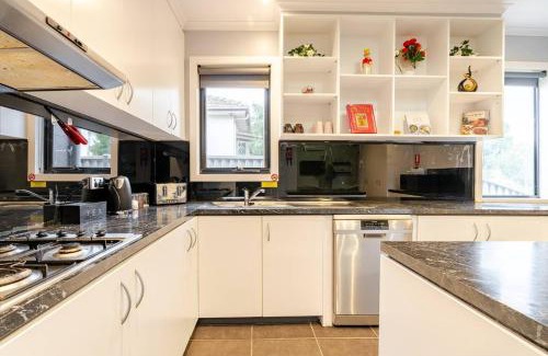 Ballarat North House | Huge 4BR Pool Table & 75" TV