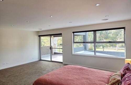 Franklin House | Huge 6 Bed House in Franklin ACT