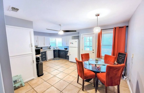 Abilene House | Huge backyard, king beds in 2 rooms, close to Cobb Park and hospitals
