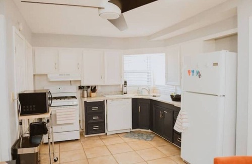 Abilene House | Huge backyard, king beds in 2 rooms, close to Cobb Park and hospitals