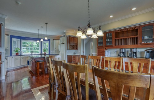 La Follette House | Huge Covered Dock & Decks, tiki bar, fire pit, free WiFI, 2 kitchens, En Suites