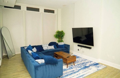 Downtown Baltimore Apartment | Huge Downtown home w/parking 4 bdrm Penn Station