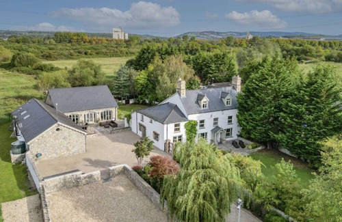 Newport House | Huge Farmhouse with Leisure Complex and Swimming Pool 5 mins from Celtic Manor