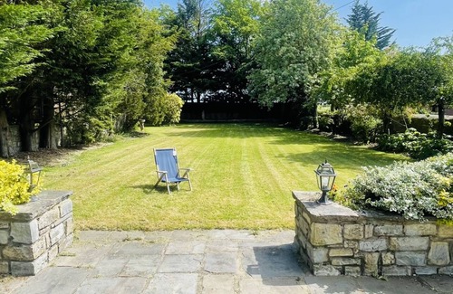 Newport House | Huge Farmhouse with Leisure Complex and Swimming Pool 5 mins from Celtic Manor