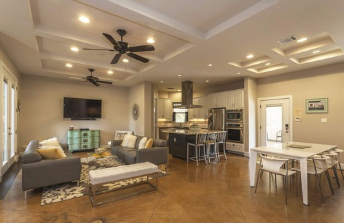 Central East Austin House | Huge Home in Downtown ATX/Large Groups Welcome/Walk Everywhere!
