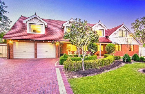 Warnbro House | Huge house! Big gardens, Pool, Beach, open fires, local pub, family retreat!