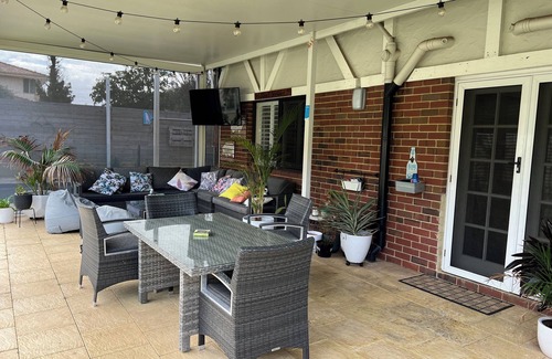 Warnbro House | Huge house! Big gardens, Pool, Beach, open fires, local pub, family retreat!