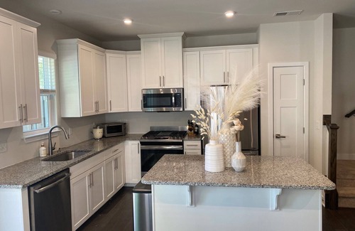 Simpsonville House | Huge primary bedroom in 2 year old townhome 60 seconds from I385