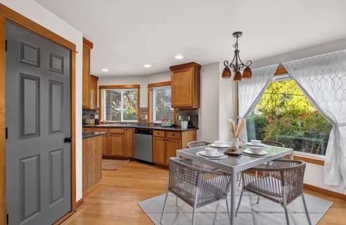East Queen Anne House | Huge Queen Anne Home! Spectacular Water Views!
