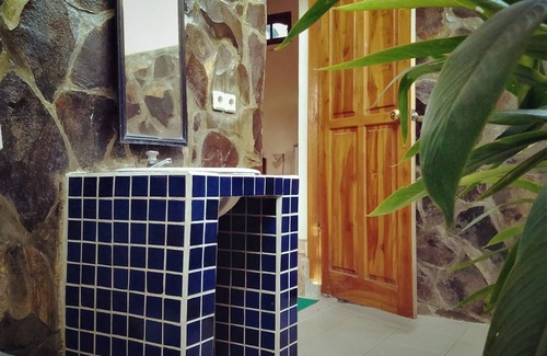 Tukad Mungga Bed & Breakfast | Huge room with open bathroom overlooking rice fields