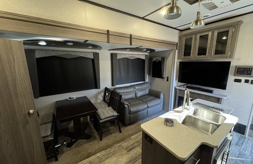 Lowndesville House | Huge RV-Lake Russel & Lake Secession Camplife - Hunting and Fishing Playground