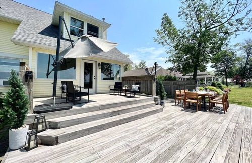 Sandy Creek House | HUGE Sandy Pond LAKE HOUSE & Bunkhouse-Sleeps 18!