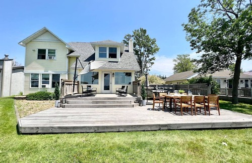 Sandy Creek House | HUGE Sandy Pond LAKE HOUSE & Bunkhouse-Sleeps 18!