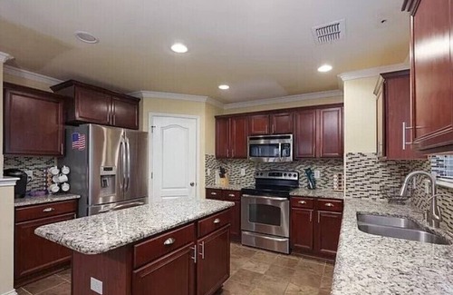 Southside House | Huge spacious home great for a San Antonio Getaway! 5 min from BMT grad!