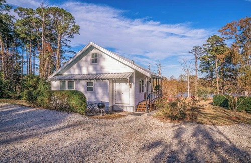 Ore City Cottage | Huguenot Lakeside Cottage, 2-bedroom Plus Loft on Lake O' the Pines
