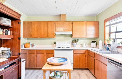 Cullman Cottage | Humble Bee Cottage-Walmart Distribution-Rehau-4mi. to Cullman Christkndlmarkt