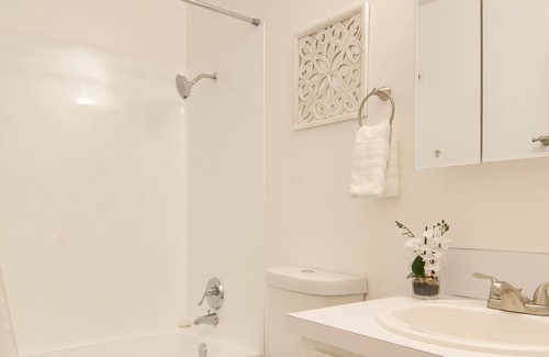 Stevens House | Humble One Bedroom With Parking in Capitol Hill