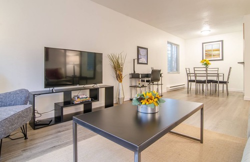 Stevens House | Humble One Bedroom With Parking in Capitol Hill