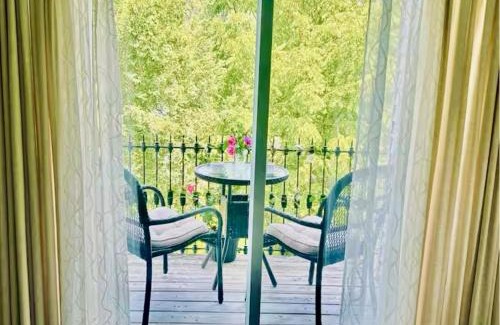 Historic Old Town Bed & Breakfast | Hummingbird Haven Bed & Breakfast Luxury Suite With Terrace & Seasonal Lake Views Located in Historic Old Town Niagara-On-The-Lake